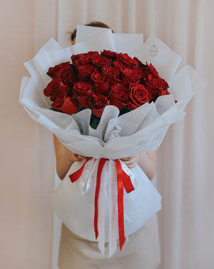 Červené růže v papíru