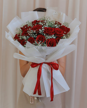 Červené růže s gypsophilou