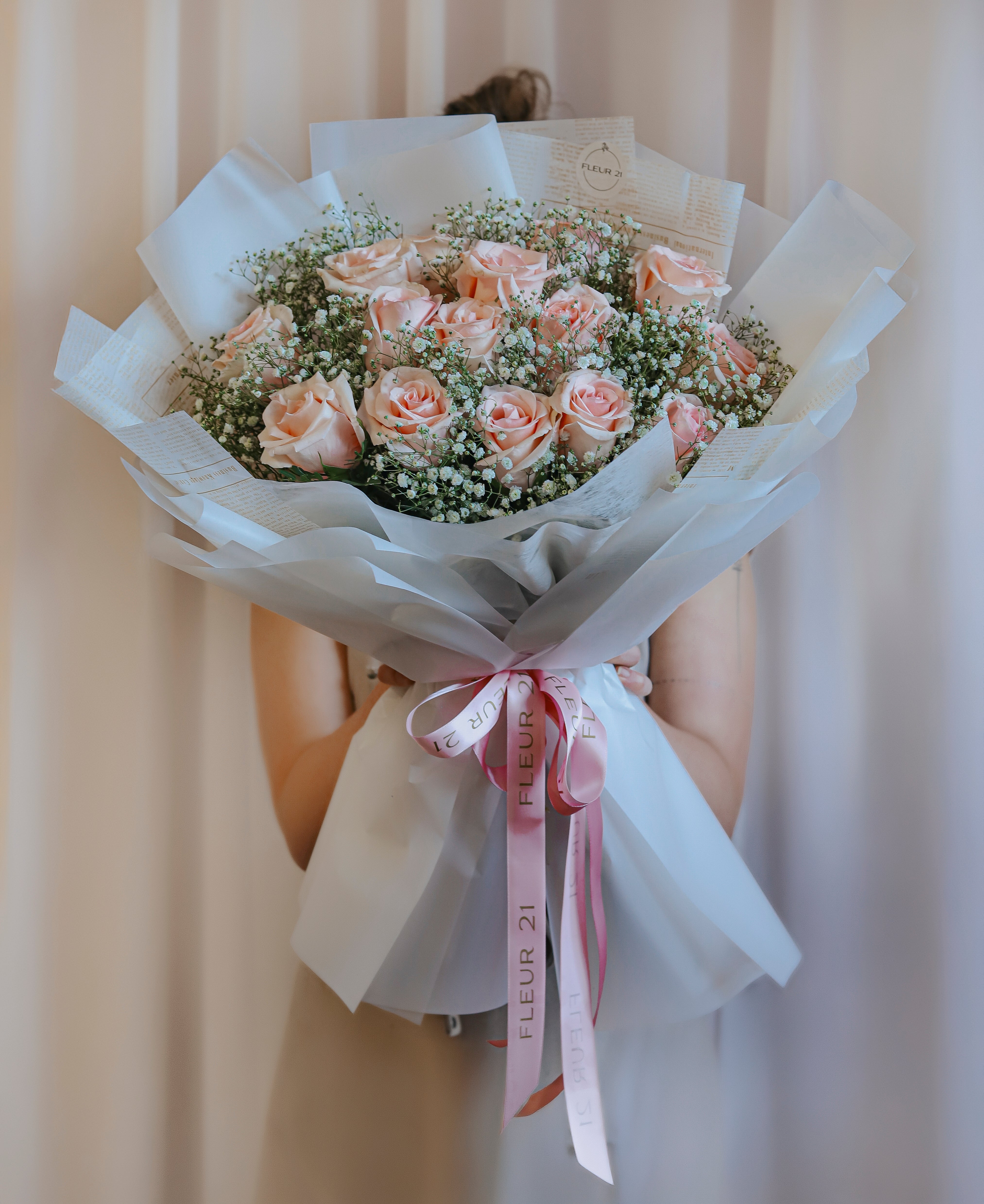 Růžové růže s gypsophilou