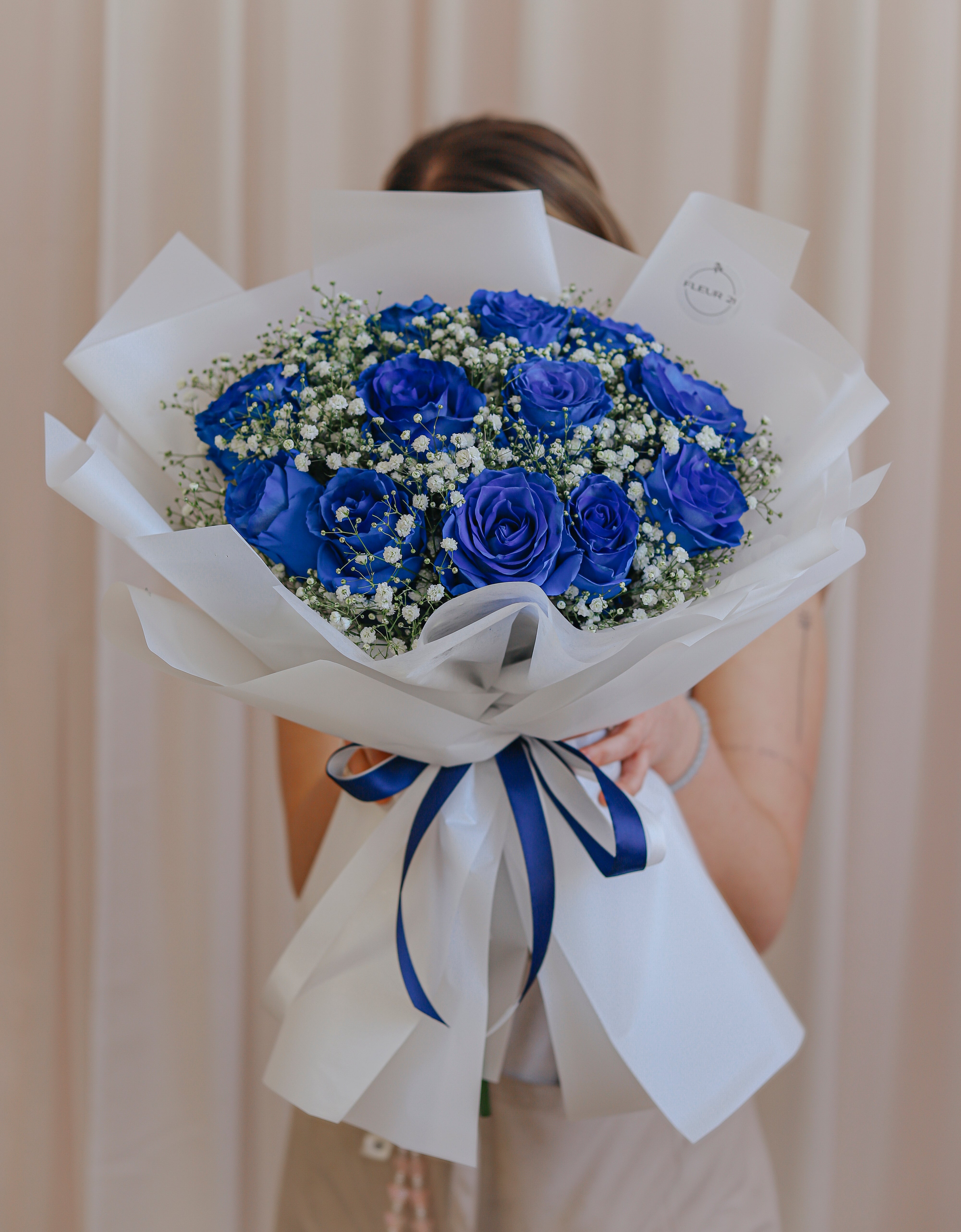 Modré růže s gypsophilou