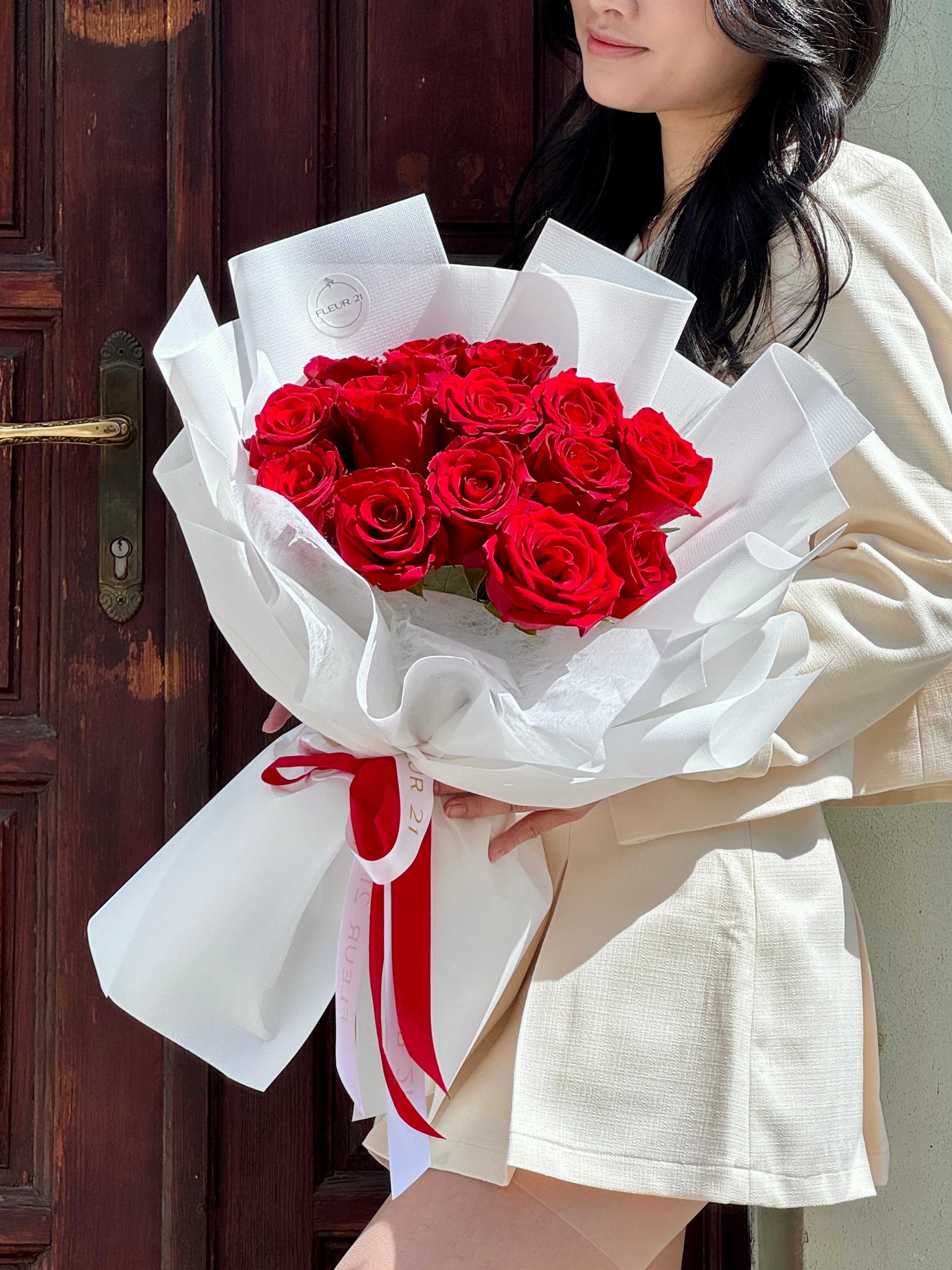 Červené růže v papíru