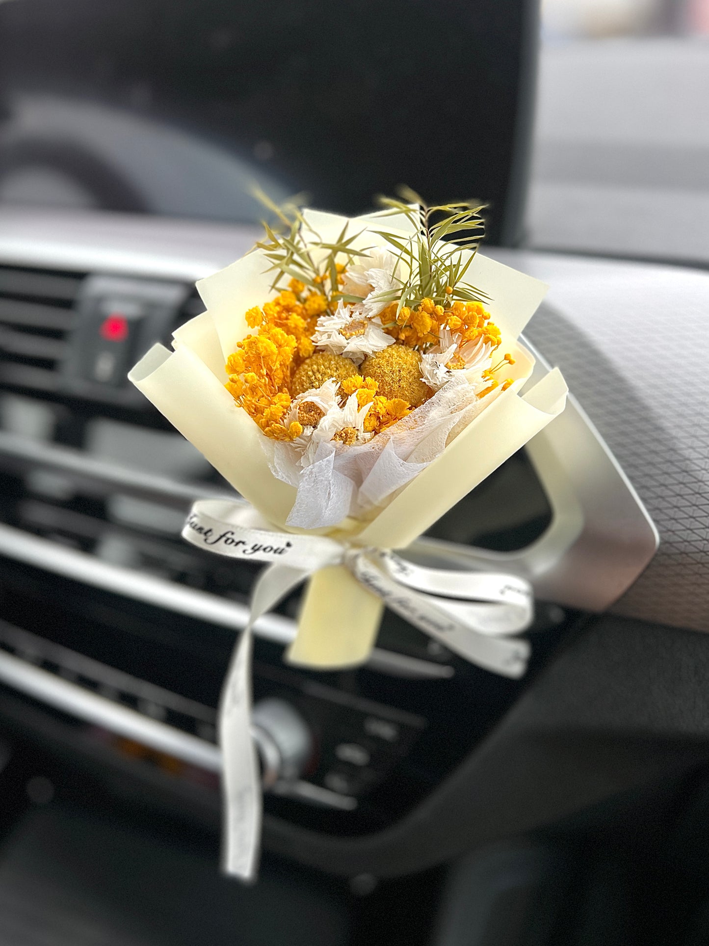 Bó hoa mini màu vàng cho ô tô