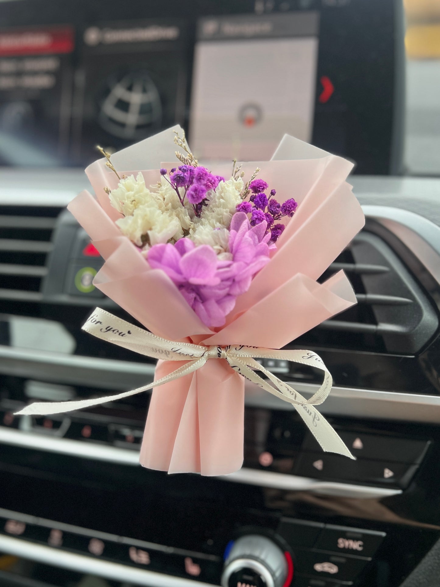 Bó hoa mini màu tím cho ô tô