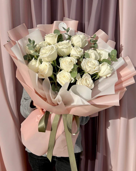 Білі троянди з евкаліптом