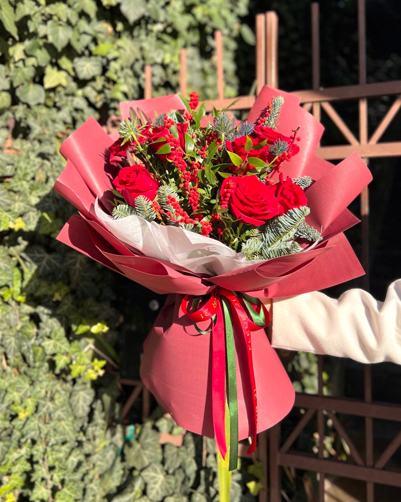 Bó hoa mùa đông đỏ