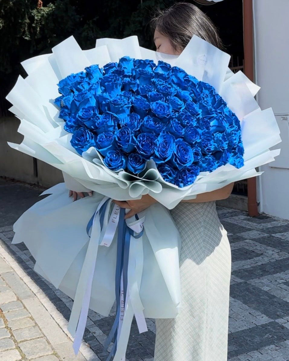 Modré růže v papíru