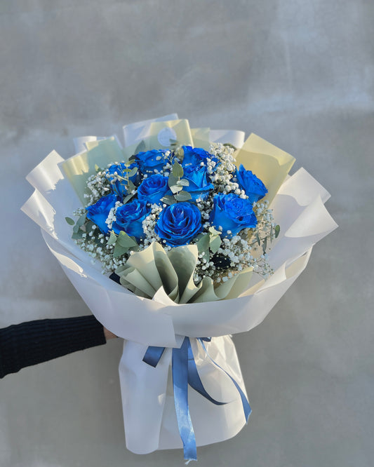 Modré růže s gypsophilou