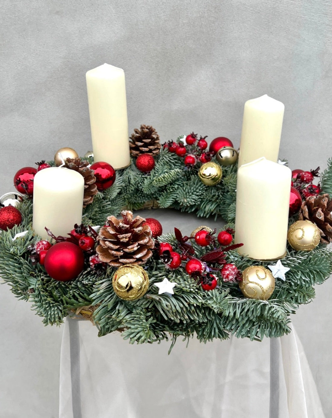 Vòng hoa giáng sinh đỏ và vàng