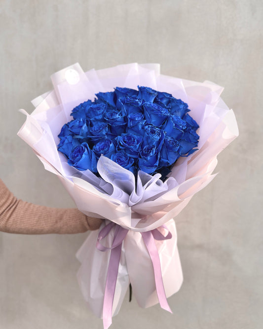 Modré růže v papíru